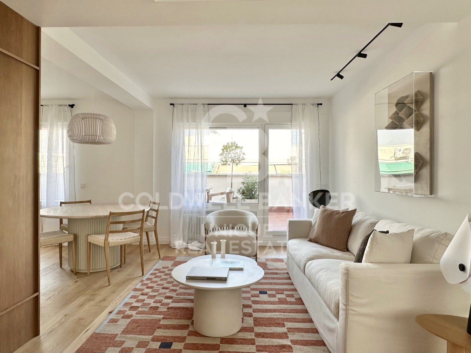 Penthouse with terrace and 3 bedrooms in the Salamanca district