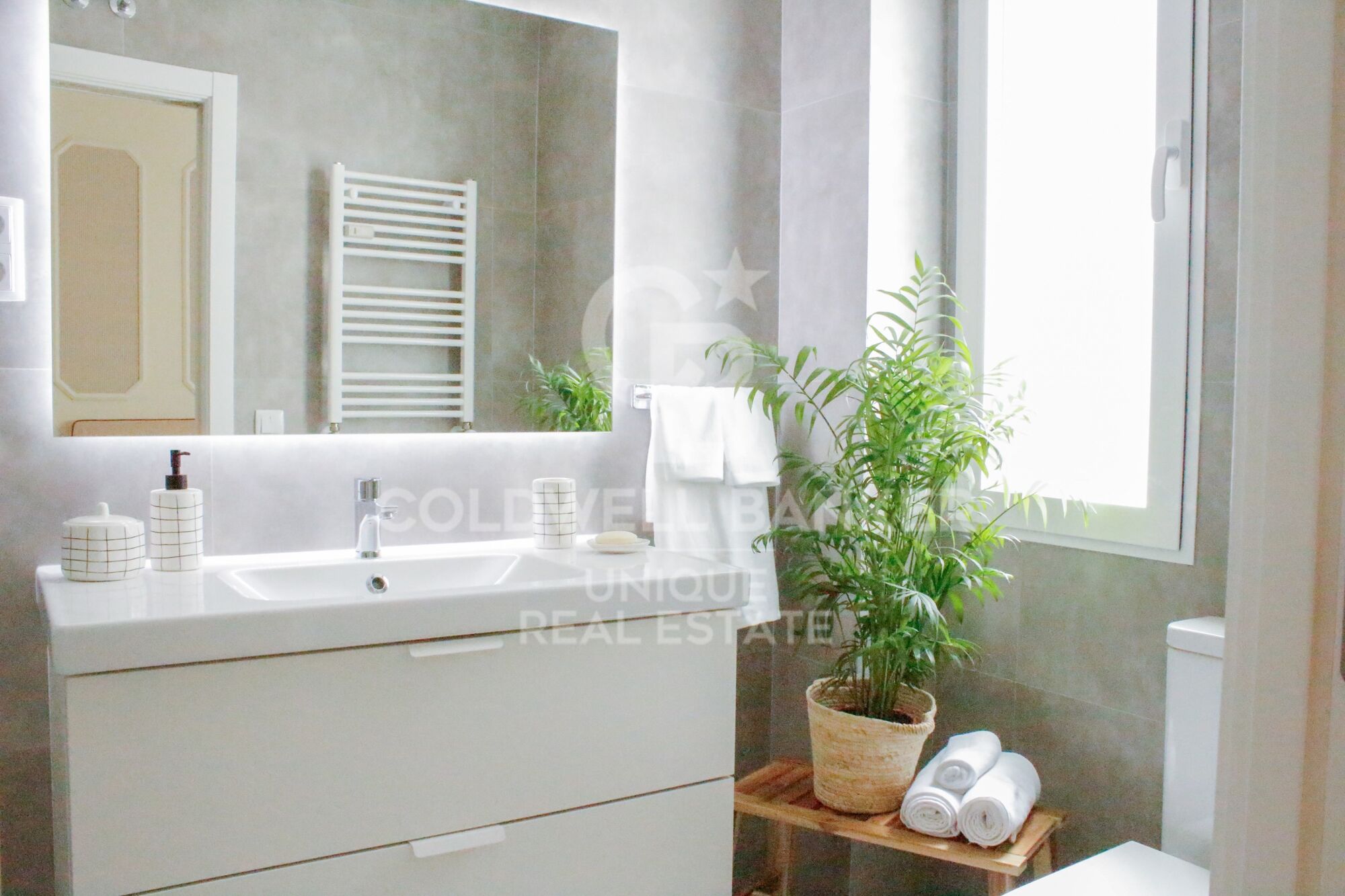 Bright 2-Bedroom Apartment in Ibiza, Retiro