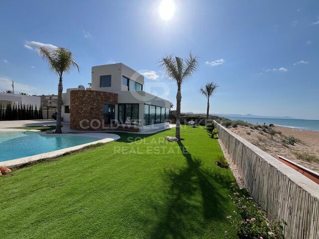 Preciosa Villa con piscina a primera línea de mar en Dénia