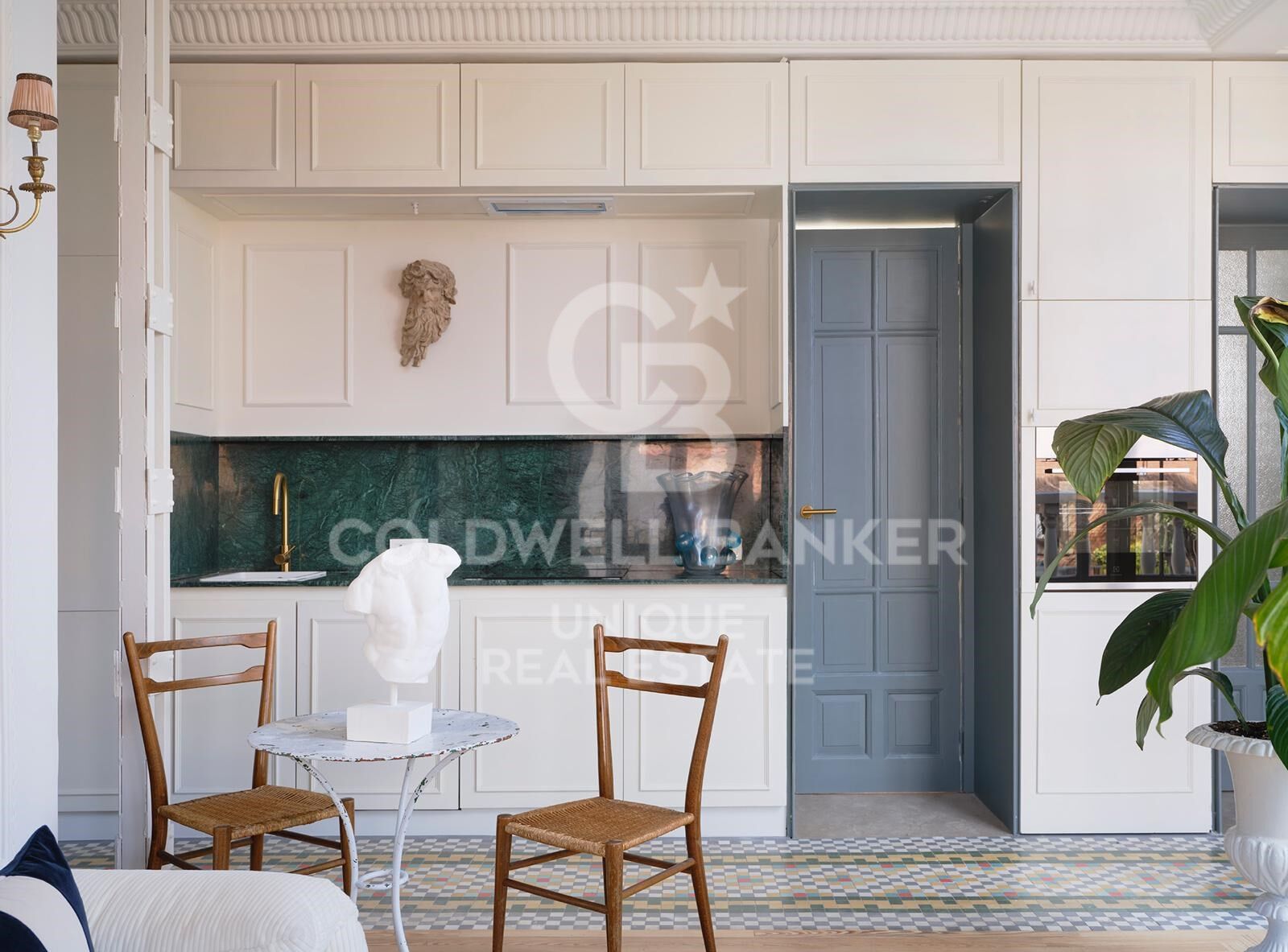 Refurbished 2 bedroom penthouse with terrace in Justicia