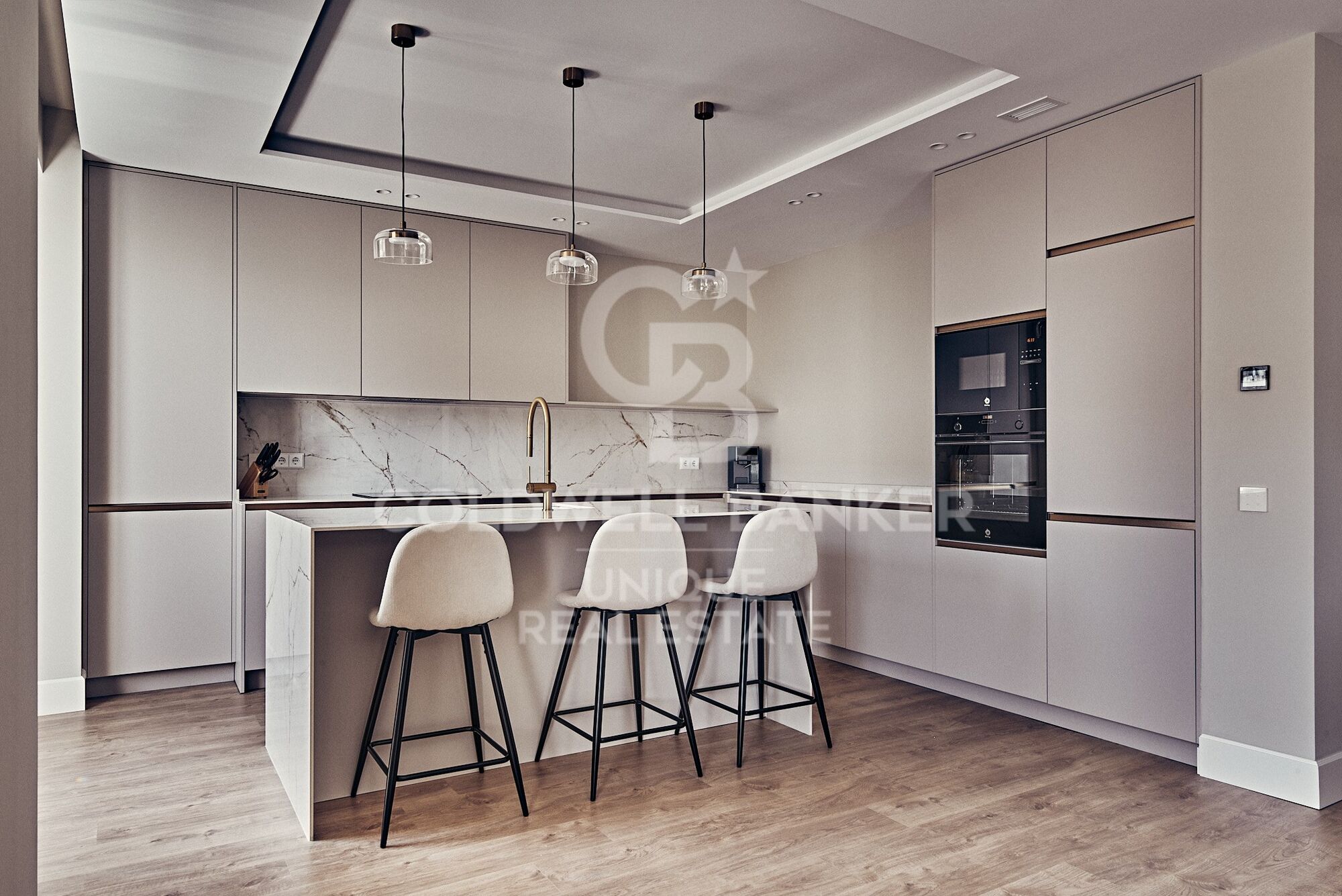 4-bedroom flat with balconies in Goya