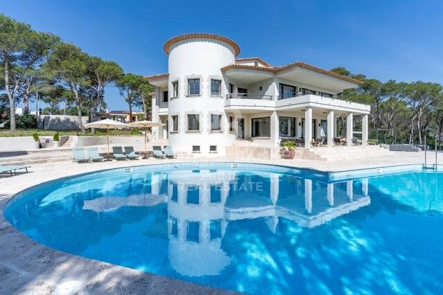 Impressive luxury villa for sale with sea views in Llafranc