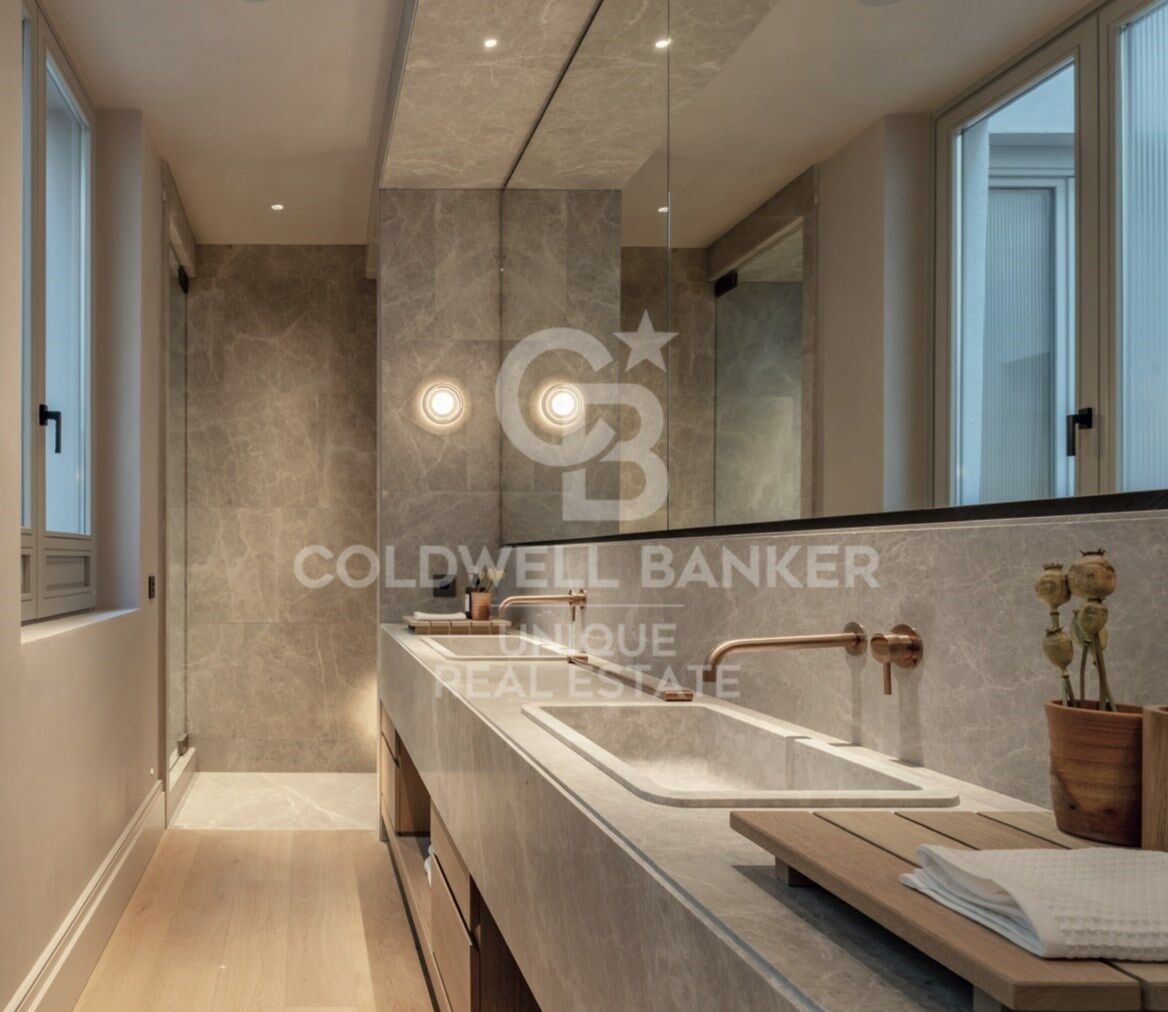 New build penthouse with five-star services in Las Cortes