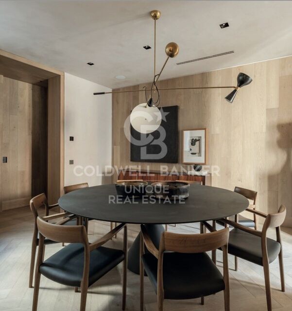 New build flat on the first floor in the exclusive neighbourhood of Las Cortes.