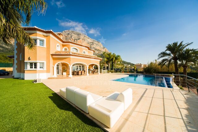 Fabulous Villa with 4 bedrooms in El Montgó - Jávea