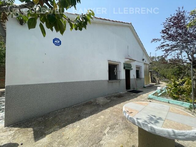 Casa con encanto en venta en Baixador de Vallvidrera con jardín muy bien comunicada