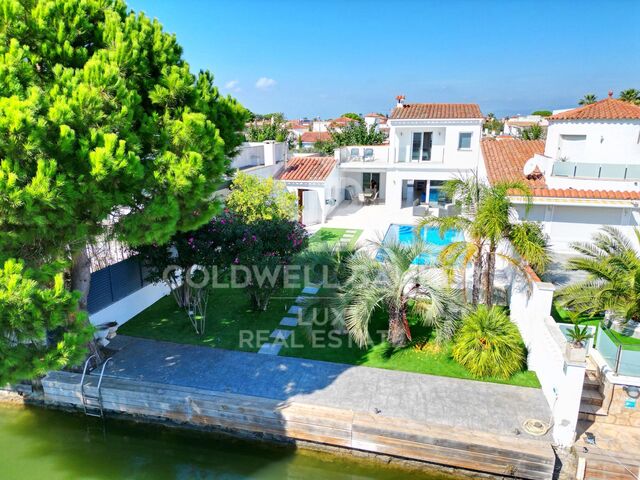 House at the canal with 12.5m mooring, south facing