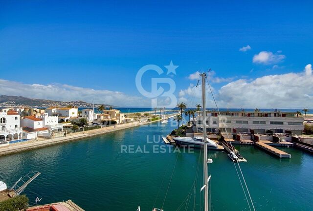 Exklusive Wohnung mit Bootsanlegestelle und Blick auf den Golf von Roses in Empuriabrava