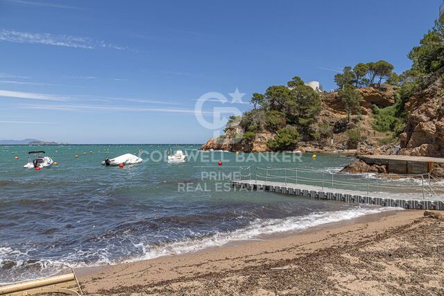 Authentique maison de pêcheurs en projet avec vue panoramique sur la mer, sur la plage de Sa Riera, Begur