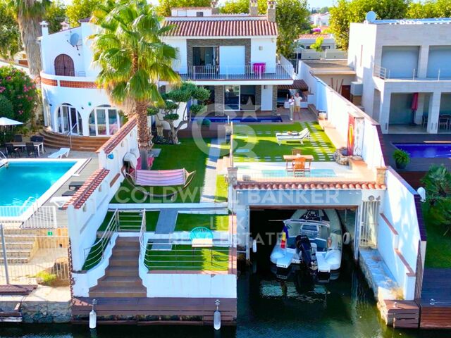 Einzigartige Luxusvilla mit 20m Bootsgarage in Empuriabrava