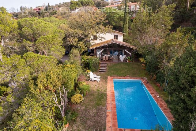 Preciosa casa en venta en Vallvidrera con jardín y piscina