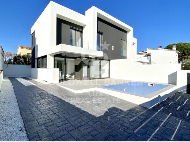 Semi-detached house in Empuriabrava - New developments