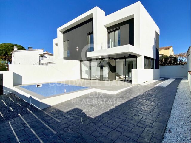 Casa con piscina en Empuriabrava, Obra nueva