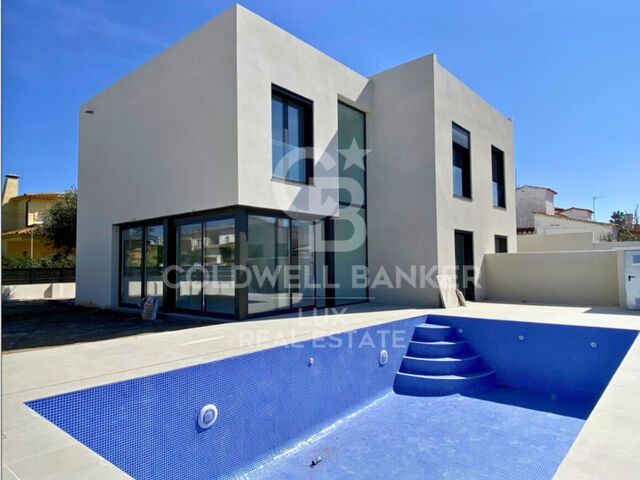 Casa de nueva construcción con piscina en Empuriabrava