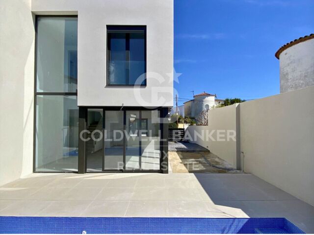 New villa in Empuriabrava with swimming pool