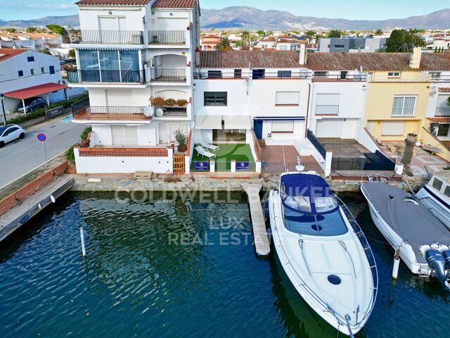 House with private mooring 15 x 5.5m