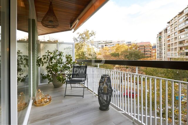 Appartement rénové avec terrasse et finitions de luxe sur l'Avenida Sarrià.
