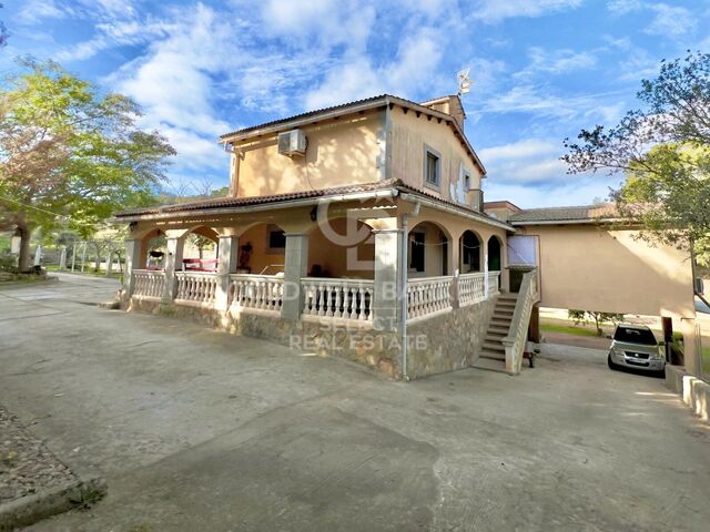 Finca Encantadora en Costitx: Belleza Rural con Comodidades Modernas y Encanto Rústico