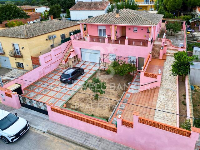 Encantadora Casa en Sant Miquel de Fluvià con Amplio Garaje y Vistas Panorámicas