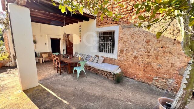 Encantador terreno de 84.000m2 con 2 casas y naves para reformar en Ibiza