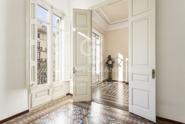 Modernist flat for sale in Rambla Cataluña