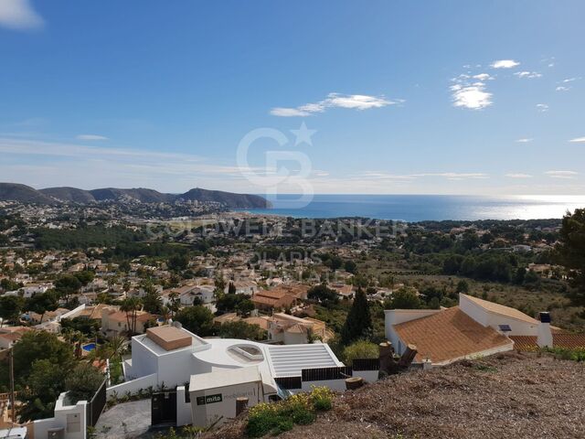 Terrain avec vue panoramique et bonne orientation à Moraira