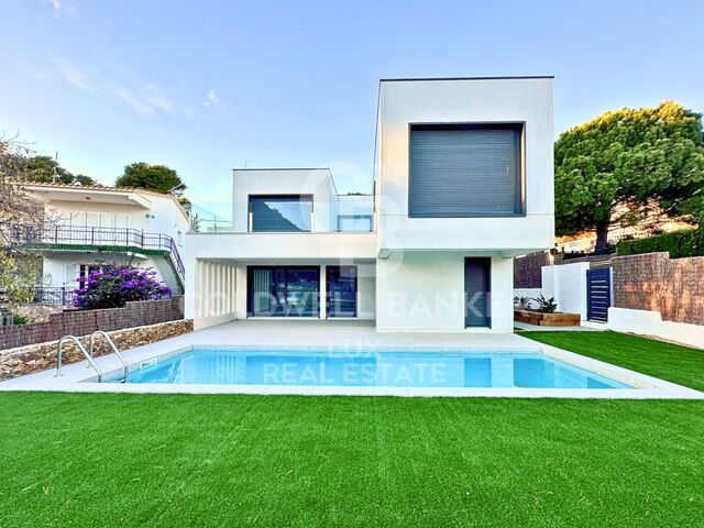 Luxury villa with sea view in Llançà, new construction