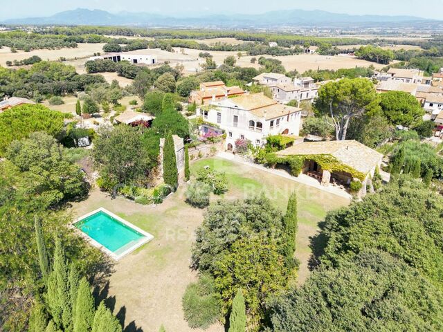 Landhaus mit Entwicklungsmöglichkeit in Garrigàs, Costa Brava, Alt Empordà