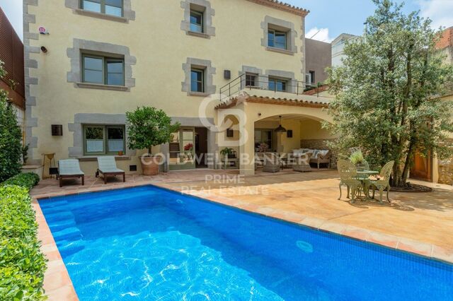 À vendre maison de village entièrement rénovée avec vue panoramique au centre de Begur, Costa Brava