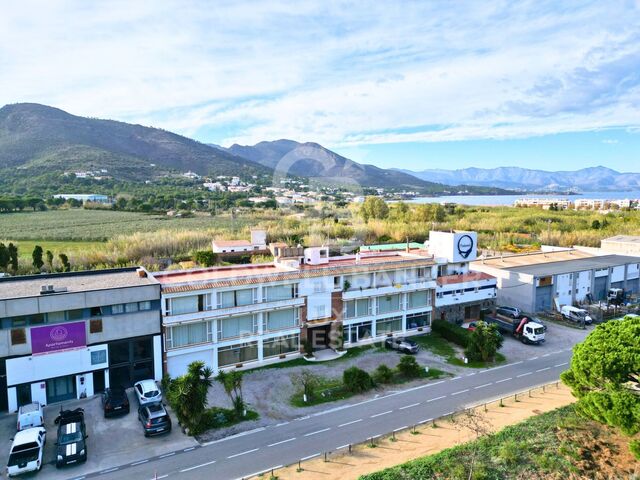 Building with commercial premises and flat for sale in El Port de lah Selva