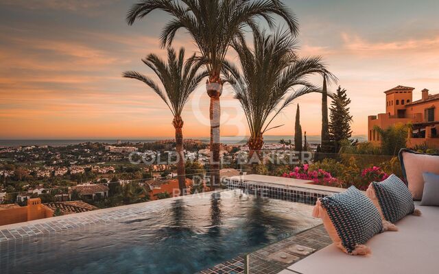 Amplio ático dúplex con impresionantes vistas al Valle del Golf y al mar Mediterráneo