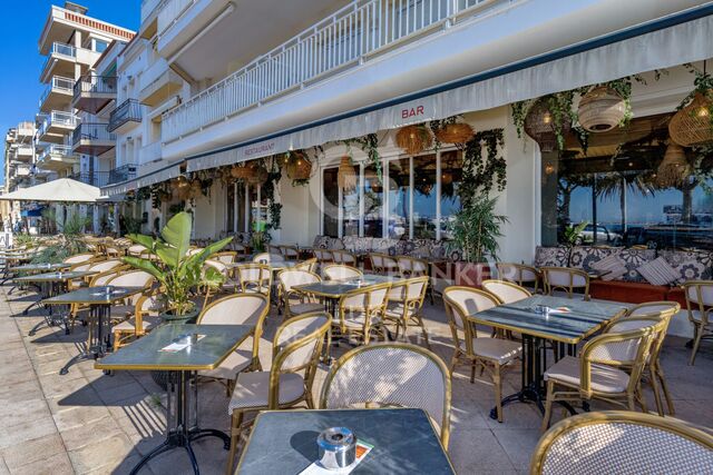 Restaurante en venta en primera línea de mar en Roses