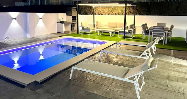 Encantador chalet reformado de 3 habitaciones con piscina privada en el Centro de Dénia