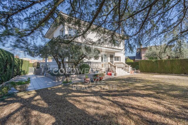 Espléndida Casa Unifamiliar con Amplio Jardín en Castellarnau