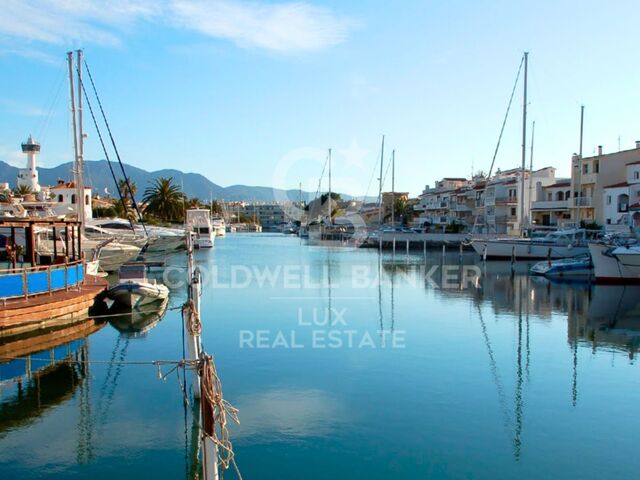 Liegeplatz für Segelboote und Abstellraum zum Verkauf in Empuriabrava