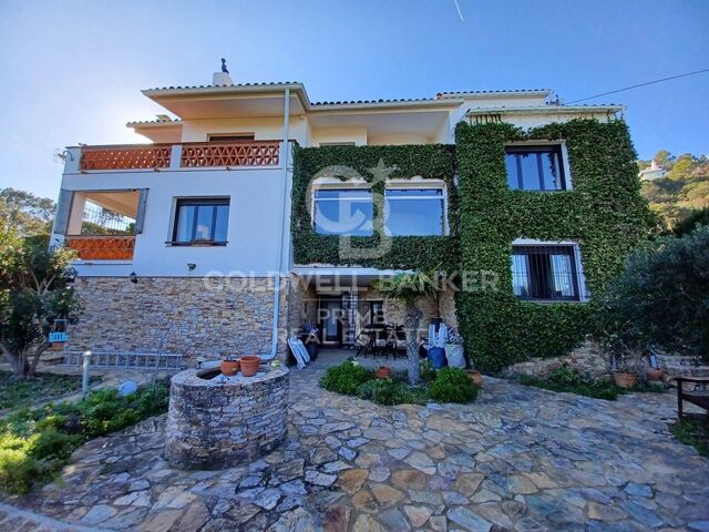 Villa méditerranéenne avec vue panoramique sur la mer dans la région de Begur, Costa Brava