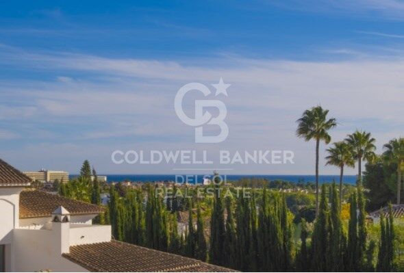 Beautiful spacious family villa with stunning views of the Mediterranean coastline in El Paraiso