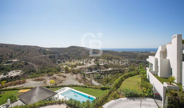 Superbe penthouse moderne situé dans les collines luxuriantes du Monte Mayor de Benahavis.