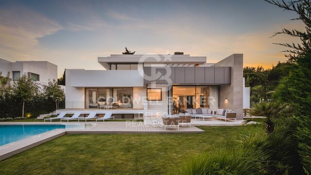 Luxury modern 5 bedroom villa in exclusive and peaceful area of El Paraiso, Benahavis