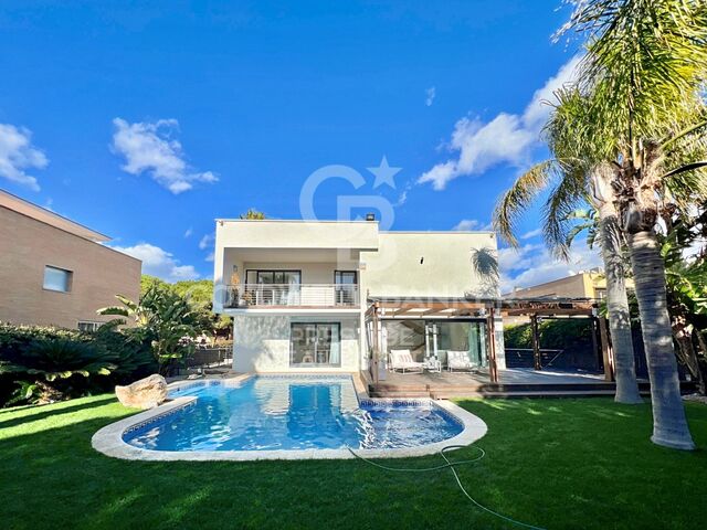 Elegant house with garden for sale near Barcelona