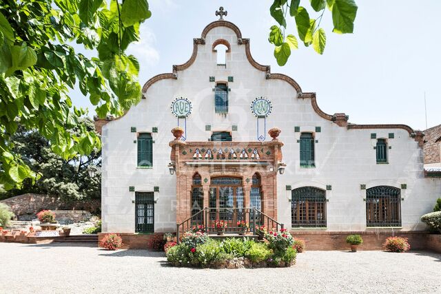 Magnifique domaine de trois maisons dont un joyau architectural de style moderniste en pleine nature à un jet de pierre de Barcelone