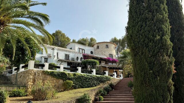 Villa méditerranéenne exclusive avec vue sur la baie de Denia : luxe et confort à seulement 2 kilomètres du centre