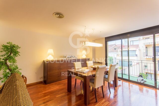 Exclusive duplex apartment in the center of Sabadell with terrace and private garage for 3 cars