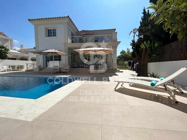 Immaculée villa de 5 chambres à louer à seulement 100 mètres de la promenade et de la plage sur le Golden Mile Marbella.