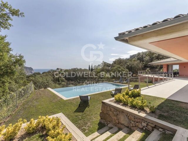 À vendre, villa de luxe récemment construite avec vue dégagée à Aiguablava, Begur.