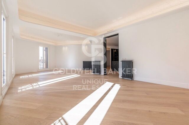Increíble piso en venta con 6 balcones en Almagro, Madrid