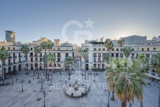 Wohnung zu renovieren mit herrlichem Blick auf die Plaza Real von Barcelona.