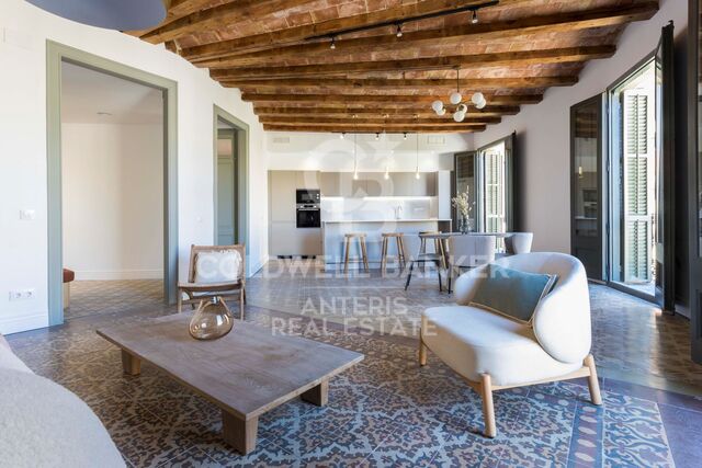 Large designer apartment with high ceilings for sale in Eixample Right