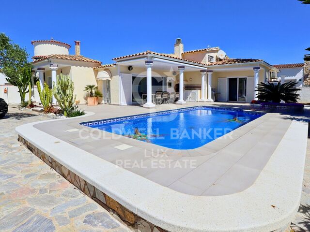 One-storey house with swimming pool sold furnished and equipped in Empuriabrava