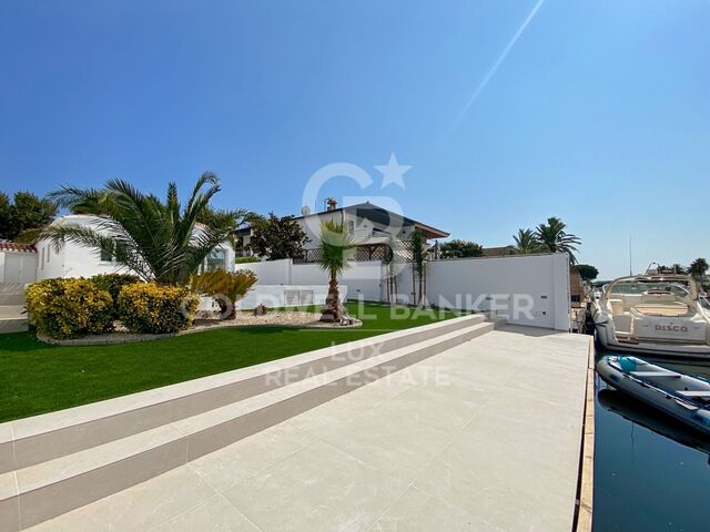 Villa con amarre, piscina y garaje completamente renovada